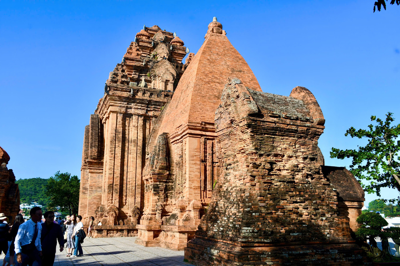 Dưới vương triều Panduranga, người Chăm xây dựng các đền tháp trên đồi Cù Lao, xứ Kauthara để thờ Nữ thần Ponagar, mẹ xứ sở của người Chăm, hay còn gọi là Tháp Bà Ponagar.