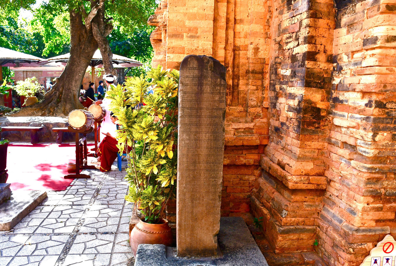 Các bia ký Chăm cổ vẫn còn được lưu giữ gần như nguyên vẹn.