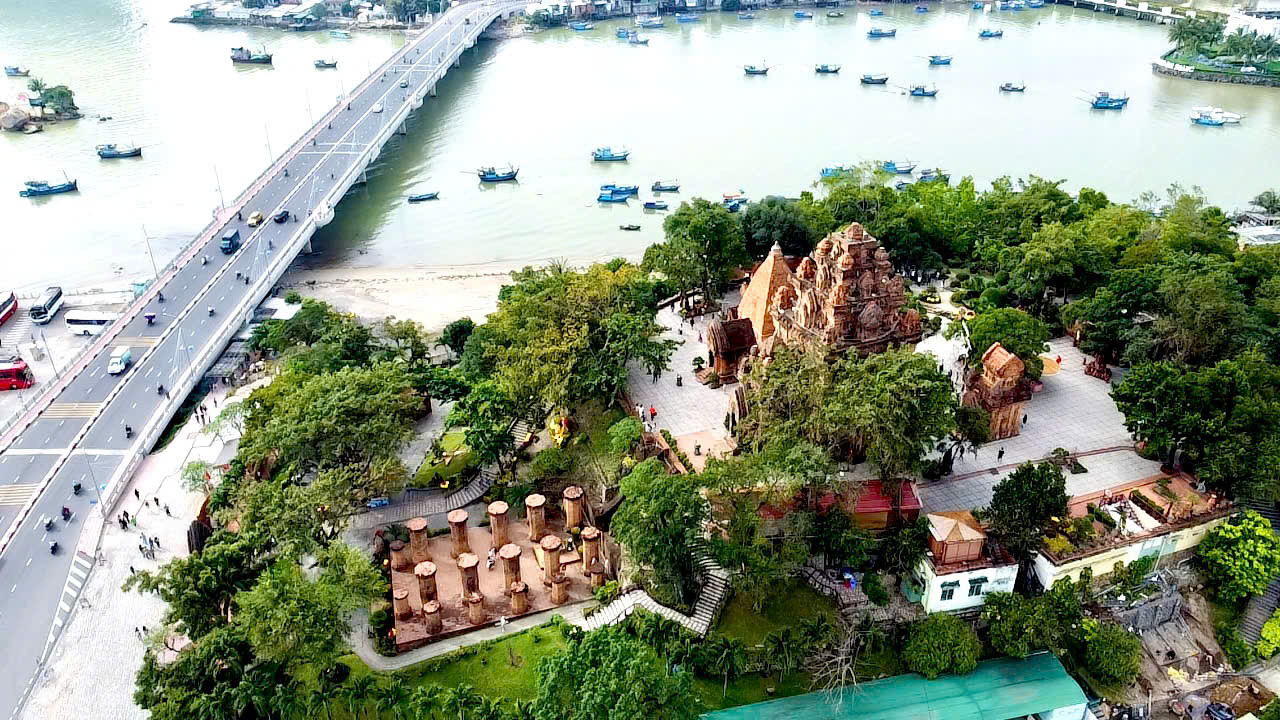 Tháp Bà Ponagar, nằm trên đỉnh đồi nhỏ ở cửa sông Cái, TP Nha Trang là một trong những khu đền tháp Chăm lớn và đẹp nhất còn được bảo tồn ở Việt Nam.