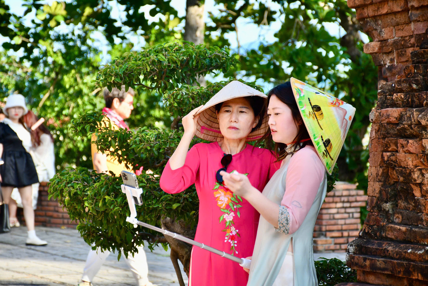 Du khách Hàn Quốc check in bên tà áo dài Việt Nam tại di tích Tháp Bà Ponagar.