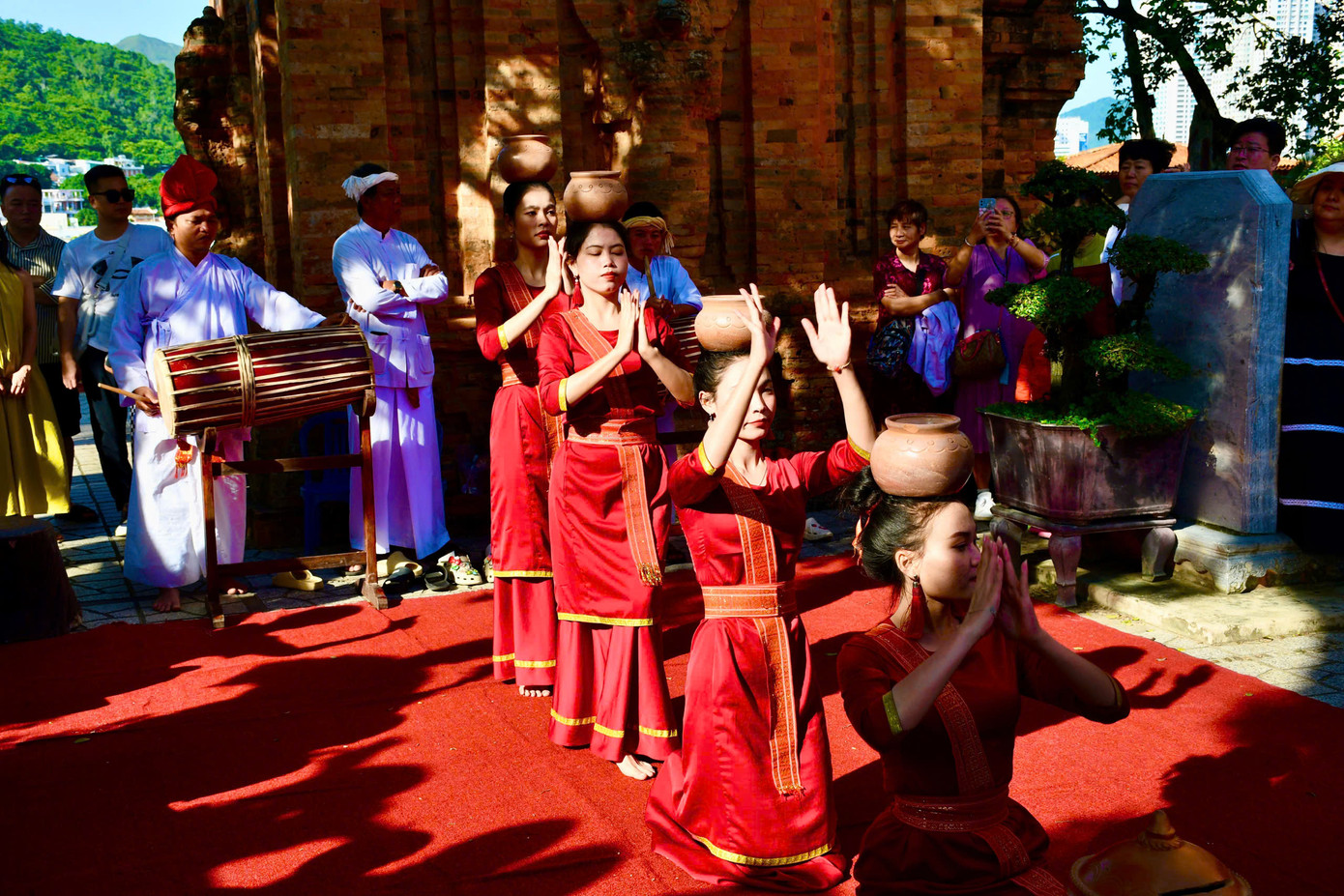 Ngày nay, di tích Tháp Bà Ponagar là điểm thăm quan không thể bỏ qua của du khách trong và ngoài nước khi đến với phố biển Nha Trang.