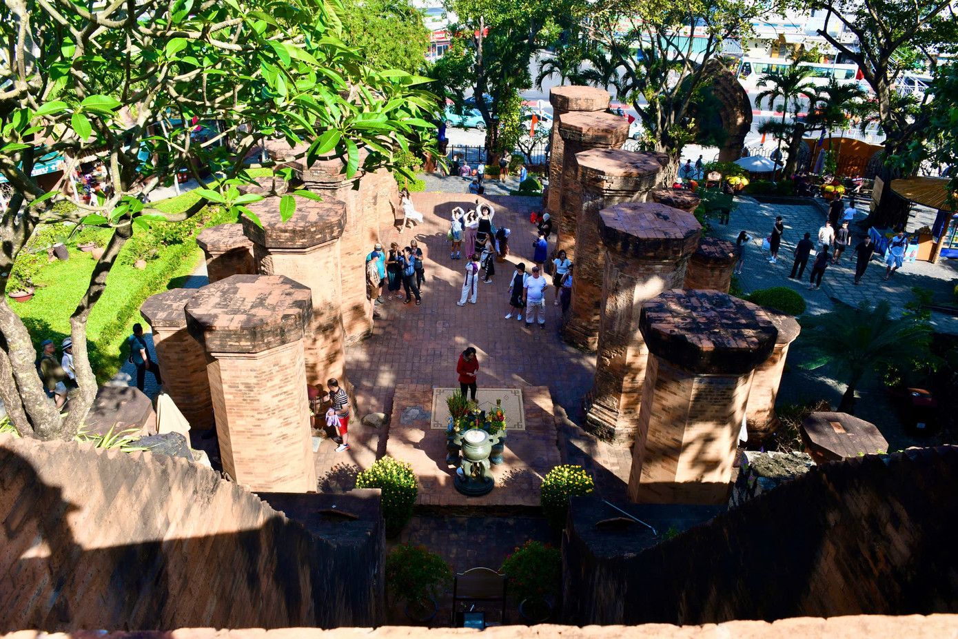 Tầng giữa còn lại hai dãy cột chính bát giác, mỗi bên 5 cột lớn cao hơn 3 m và đường kính hơn một m, cùng 12 cột nhỏ hơn. Tất cả nằm trên nền gạch cao hơn một m. Cấu trúc này cho thấy đây từng là tòa nhà lớn có mái ngói, nơi khách hành hương nghỉ ngơi và chuẩn bị lễ vật trước khi lên các điện trên. Từ tầng giữa, một dãy bậc thang dốc dẫn lên tầng trên cùng, hiện đã hư hỏng và không còn sử dụng.