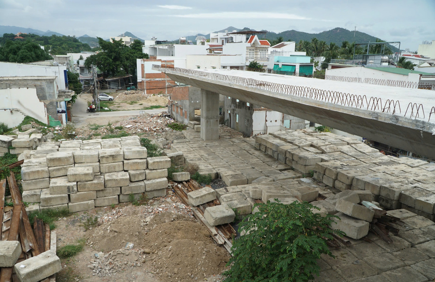 Riêng nhánh N4 (phía bắc) chưa thực hiện còn dang dở chưa thực hiện được do vướng mặt bằng.