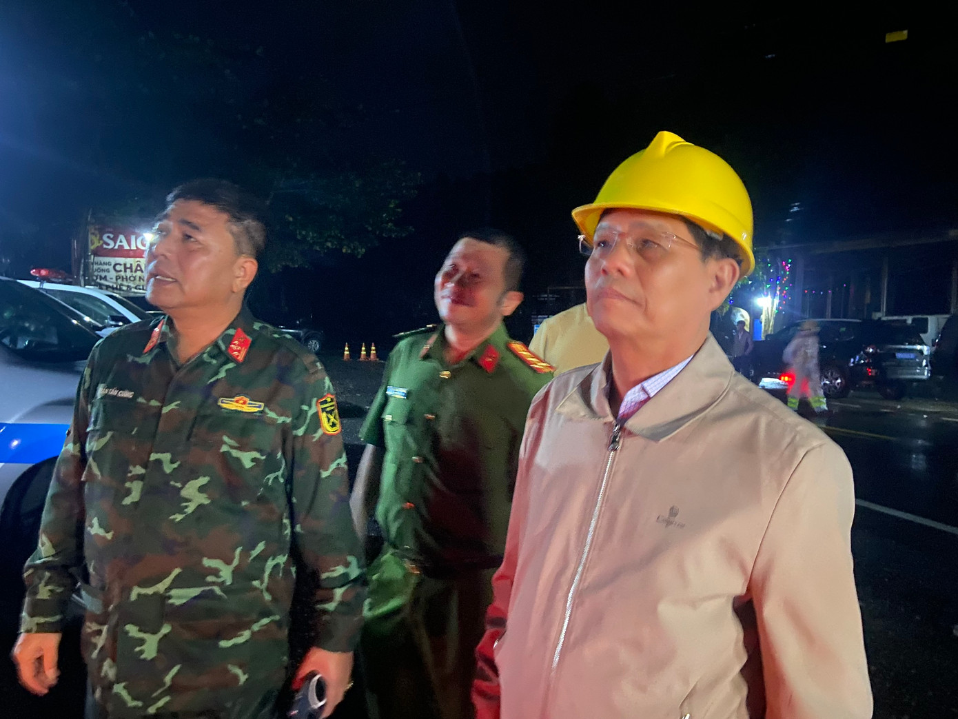 Ông Nguyễn Tấn Tuân - Chủ tịch UBND tỉnh Khánh Hòa (bìa phải), trực tiếp có mặt tại hiện trường để chỉ đạo công tác giải cứu.