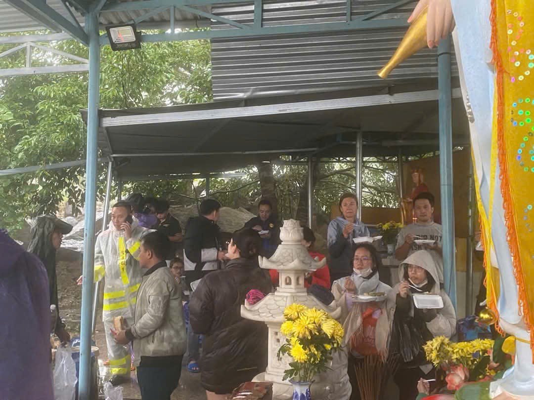 Vụ sạt lở đèo Khánh Lê khiến gần 100 người cùng 30 phương tiện giao thông bị mắc kẹt.