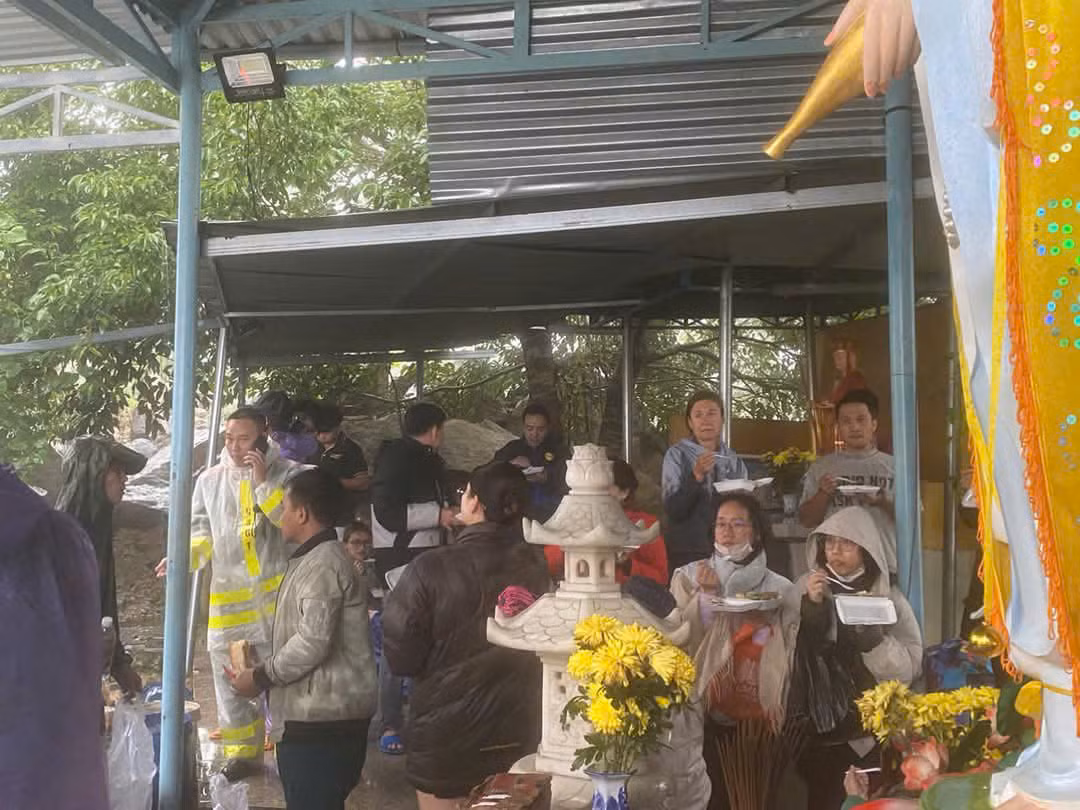 Vụ sạt lở đèo Khánh Lê khiến gần 100 người cùng 30 phương tiện giao thông bị mắc kẹt.
