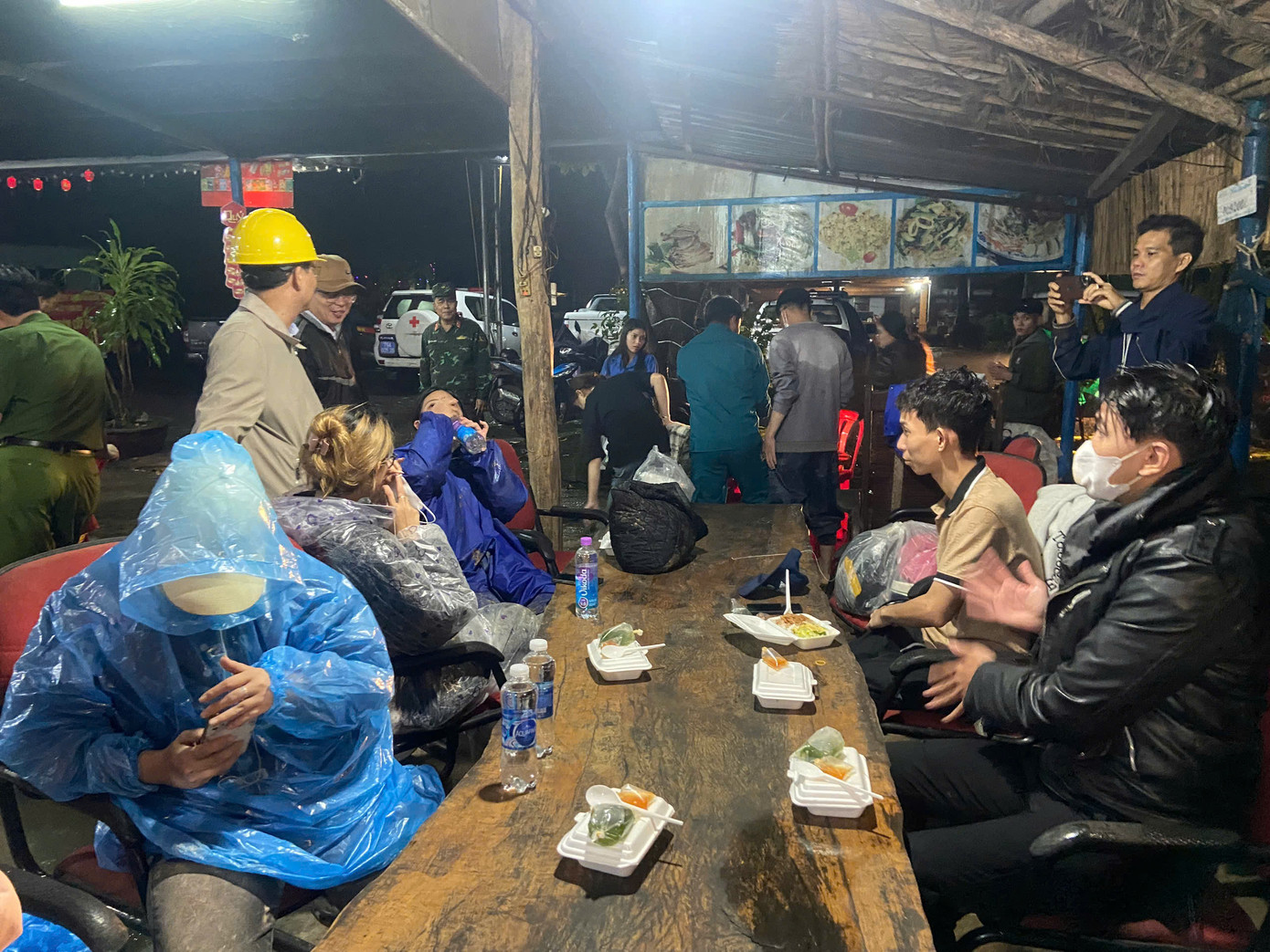 Do địa hình nguy hiểm, không thể vượt qua các điểm sạt lở nên lực lượng cứu hộ phải băng rừng tiếp cận những người gặp nạn đưa về nơi an toàn.