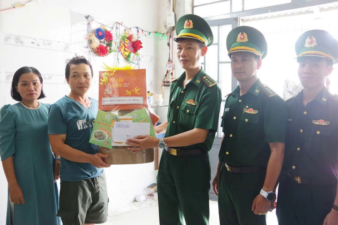 Cán bộ Đồn Biên phòng Cầu Bóng đã đến thăm hỏi tặng quà hỗ trợ gia đình nữ sinh.