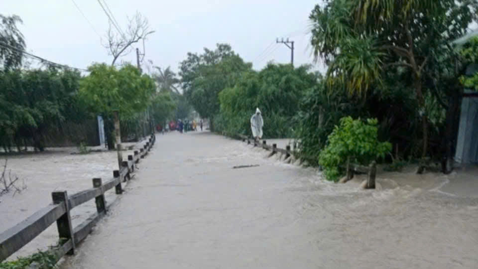 Mưa lớn kéo dài khiến nhiều nơi tại Phú Yên bị ngập lụt.