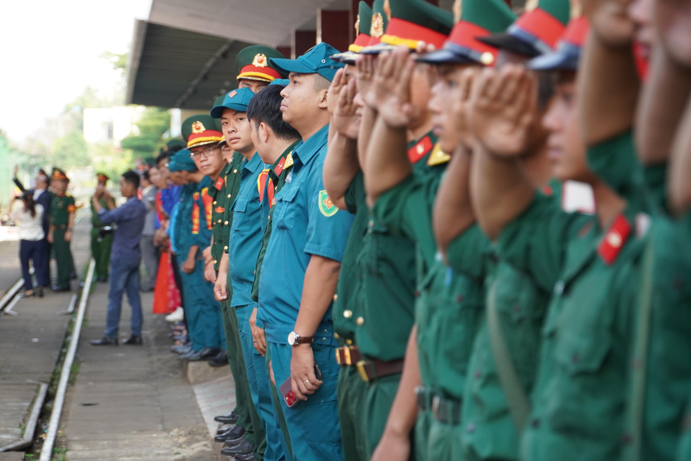 Đồng đội, đoàn viên, thanh niên và người dân địa phương đứng thành hàng chào đón đoàn tàu dừng nghỉ. Đồng đội, đoàn viên, thanh niên và người dân địa phương đứng thành hàng chào đón đoàn tàu dừng nghỉ.