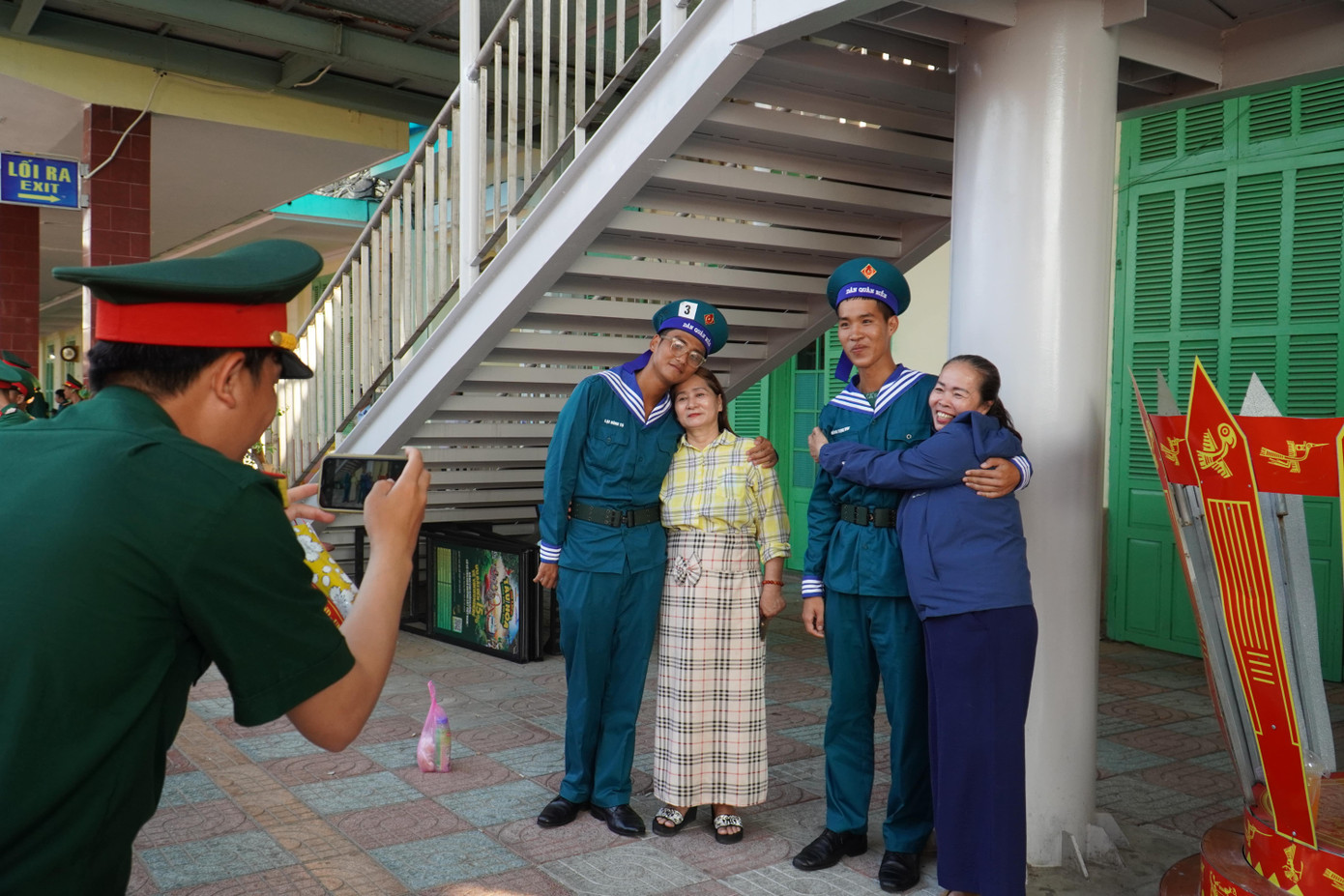 Cuộc gặp gỡ đầy ý nghĩa giữa những người lính và bà con nhân dân Khánh Hòa. Cuộc gặp gỡ đầy ý nghĩa giữa những người lính và bà con nhân dân Khánh Hòa.