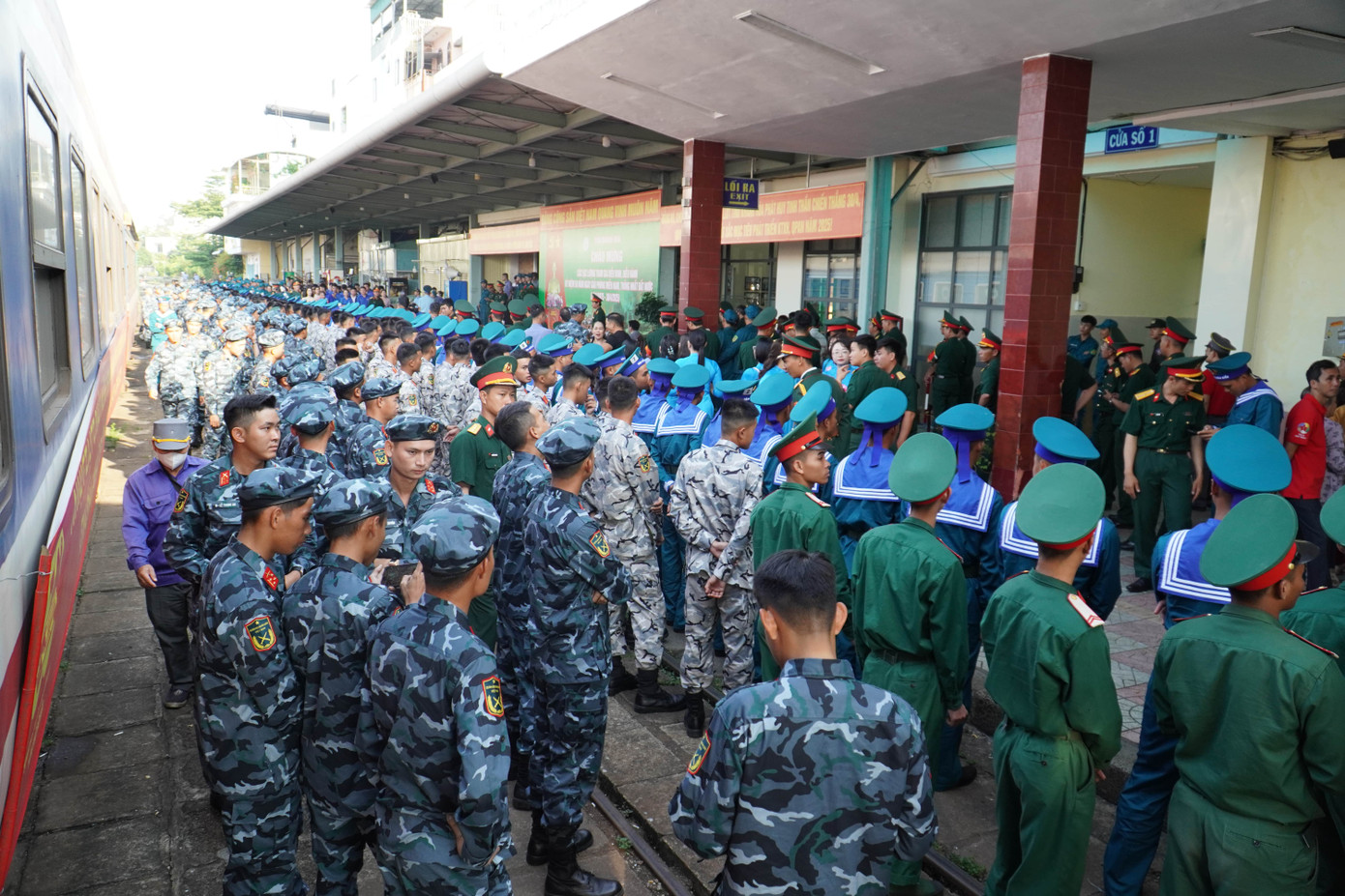 Cán bộ, chiến sĩ tham gia diễu binh, diễu hành có mặt tại ga Nha Trang, sáng 5/4. Cán bộ, chiến sĩ tham gia diễu binh, diễu hành có mặt tại ga Nha Trang, sáng 5/4.