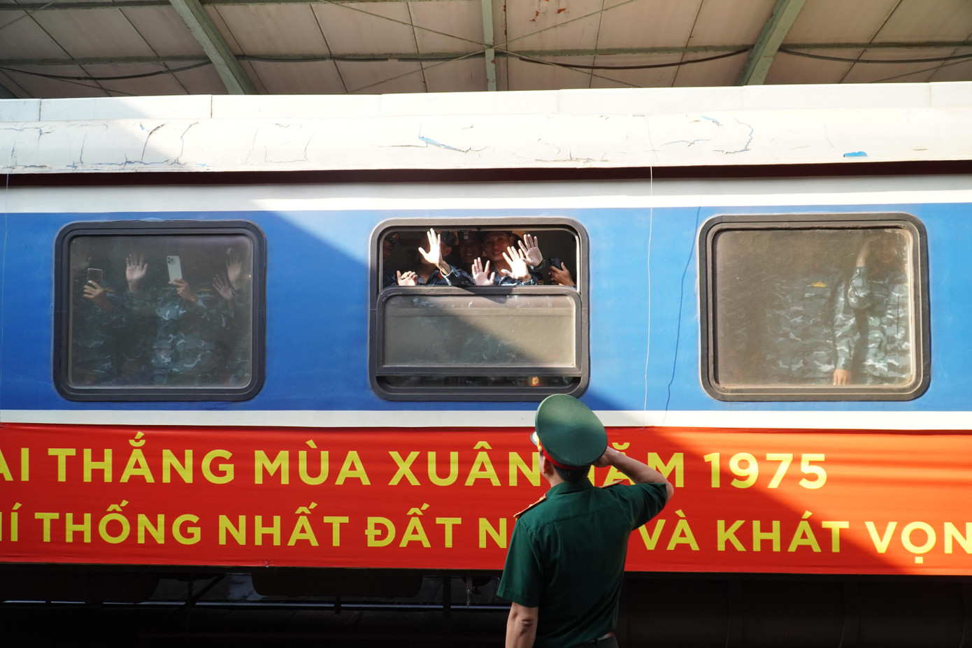 Đồng đội, đoàn viên, thanh niên và người dân địa phương đứng thành hàng chào đón đoàn tàu dừng nghỉ. Đồng đội, đoàn viên, thanh niên và người dân địa phương đứng thành hàng chào đón đoàn tàu dừng nghỉ.