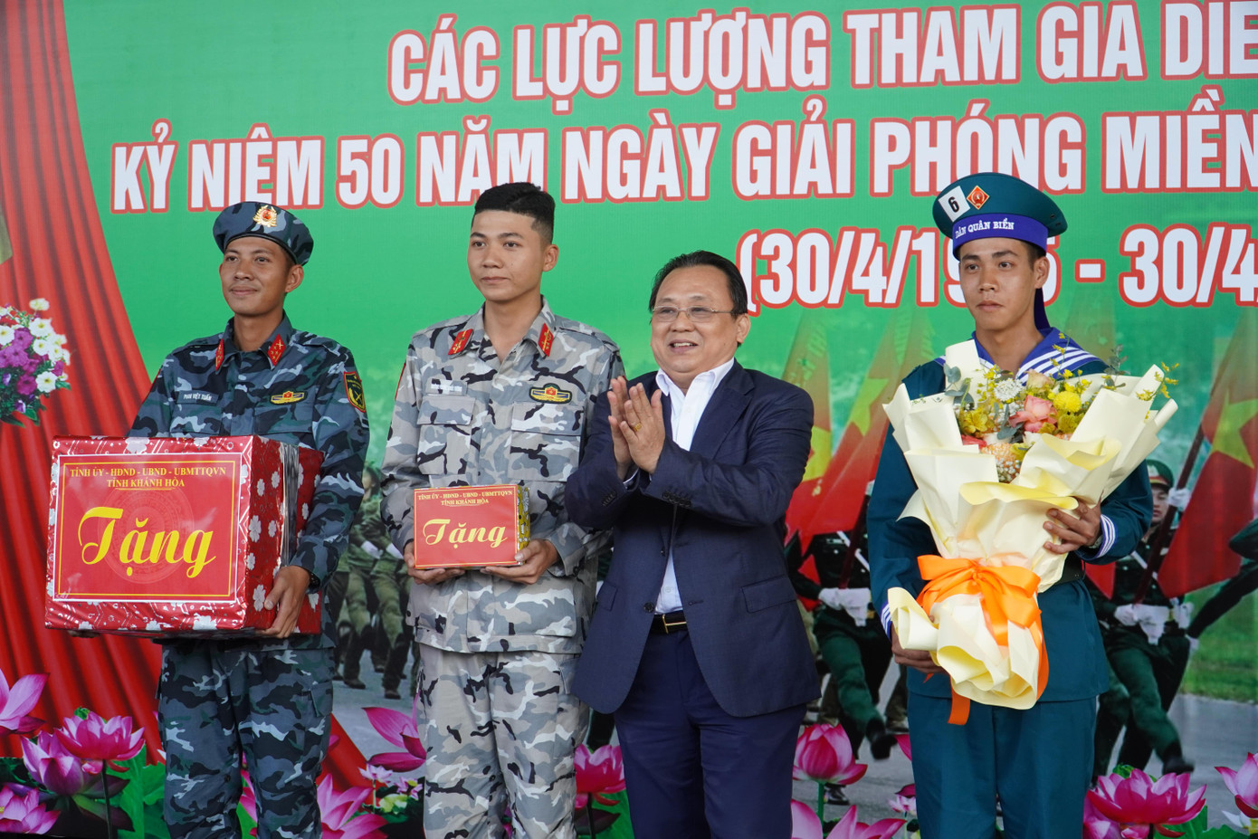 Ông Lê Hữu Hoàng - Phó Chủ tịch Thường trực UBND tỉnh Khánh Hòa, tặng quà động viên các lực lượng tham gia nhiệm vụ. Ông Lê Hữu Hoàng - Phó Chủ tịch Thường trực UBND tỉnh Khánh Hòa, tặng quà động viên các lực lượng tham gia nhiệm vụ.