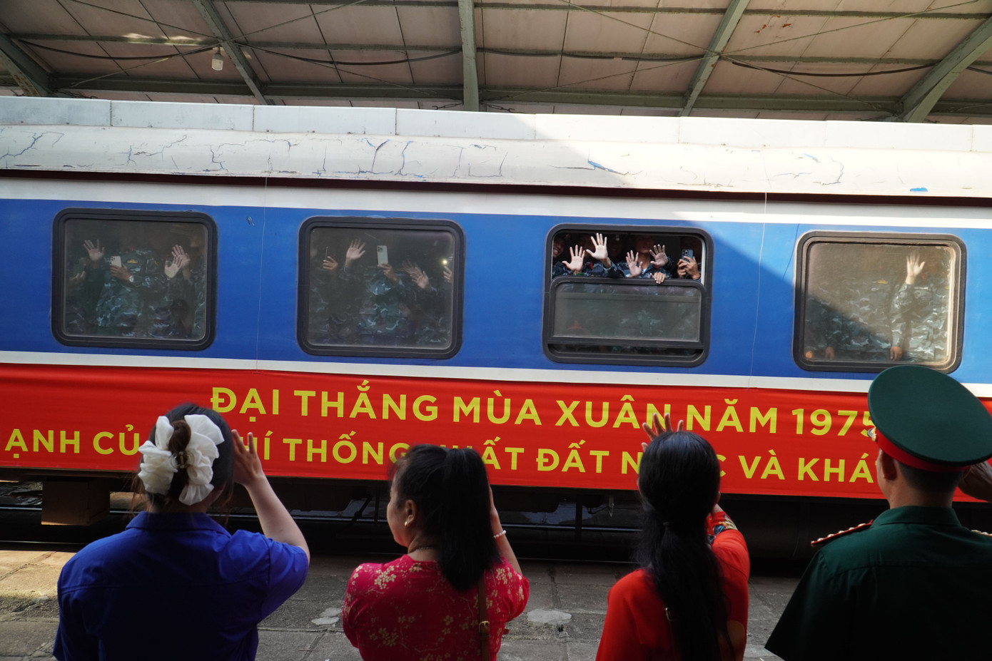 Người dân Khánh Hòa đứng thành hàng vẫy tay chào đón khi đoàn tàu vào ga. Người dân Khánh Hòa đứng thành hàng vẫy tay chào đón khi đoàn tàu vào ga.