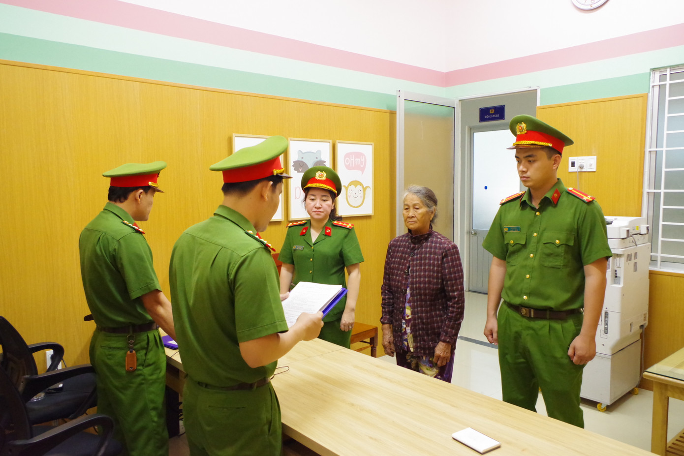 Bà Võ Thị Phú (thứ 2 bên phải) bị khởi tố về tội "vu khống". Ảnh: Công an Ninh Thuận.