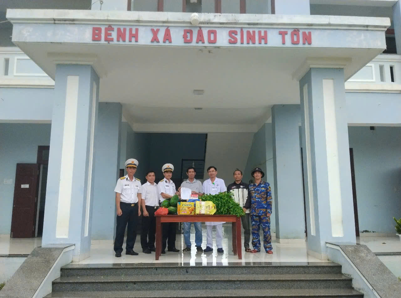 Ngư dân Huỳnh Văn Đủ đã được xuất viện chiều 9/2 sau thời gian điều trị trên đảo Sinh Tồn. Ảnh: Ngọc Ánh, Hoàng Cường. Ngư dân Huỳnh Văn Đủ đã được xuất viện chiều 9/2 sau thời gian điều trị trên đảo Sinh Tồn. Ảnh: Ngọc Ánh, Hoàng Cường.