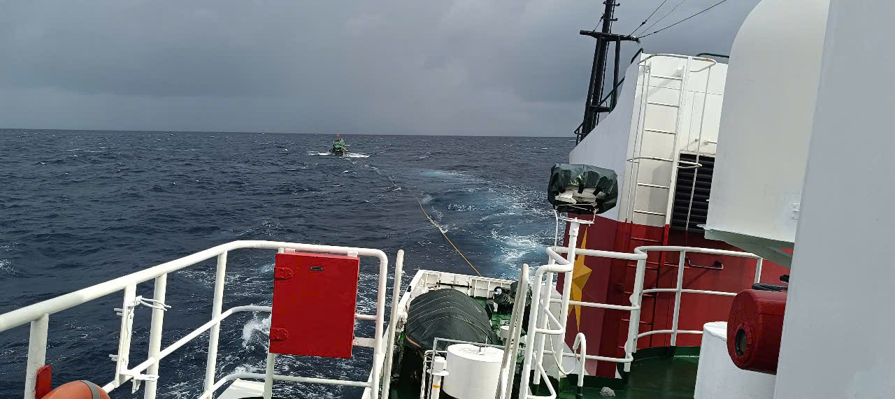 Tàu 467 lai dắt tàu cá ngư dân gặp nạn về bờ. Ảnh: N.N.