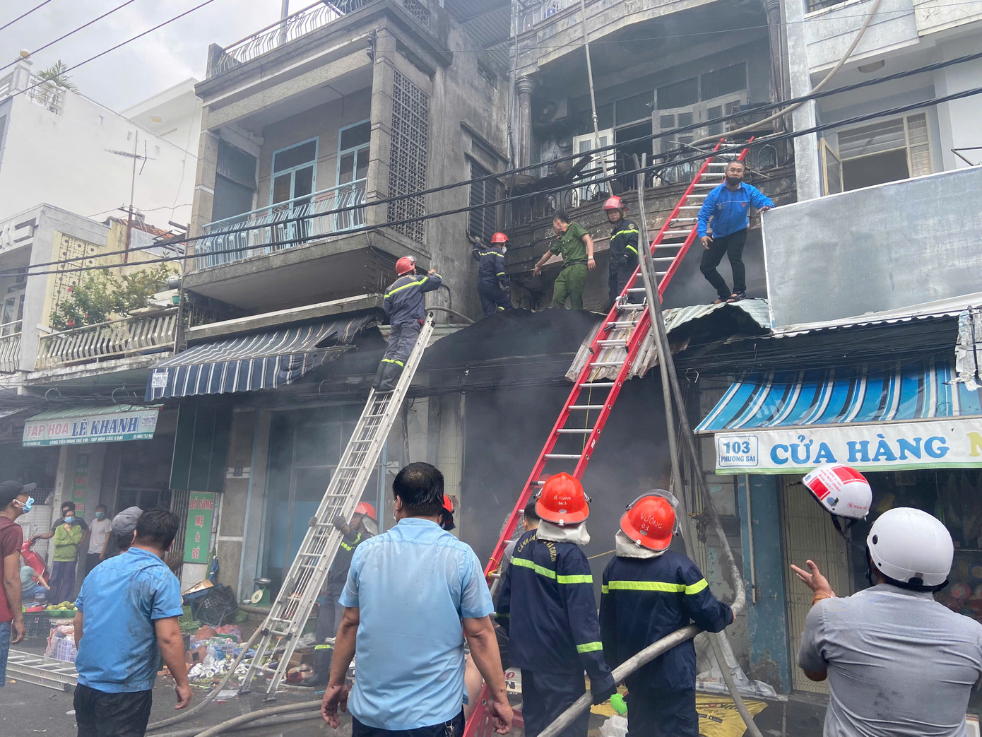 Gần 10h ngày 28/11, người dân xung quanh nghe tiếng nổ tại một ngôi nhà 3 tầng nằm trên đường Phương Sài, phường Phương Sài, TP. Nha Trang.