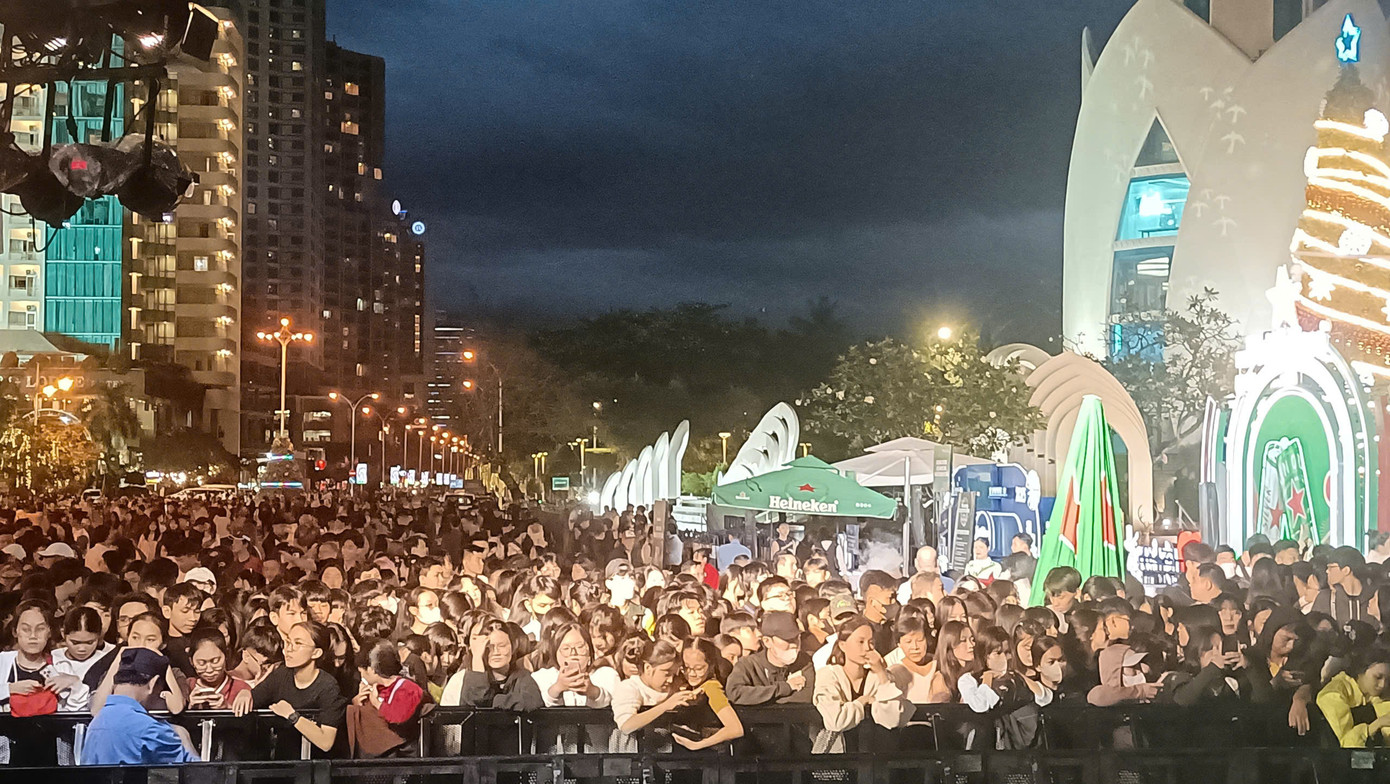 Không khí náo nhiệt một góc sân khấu chương trình Countdown 2025. Không khí náo nhiệt một góc sân khấu chương trình Countdown 2025.