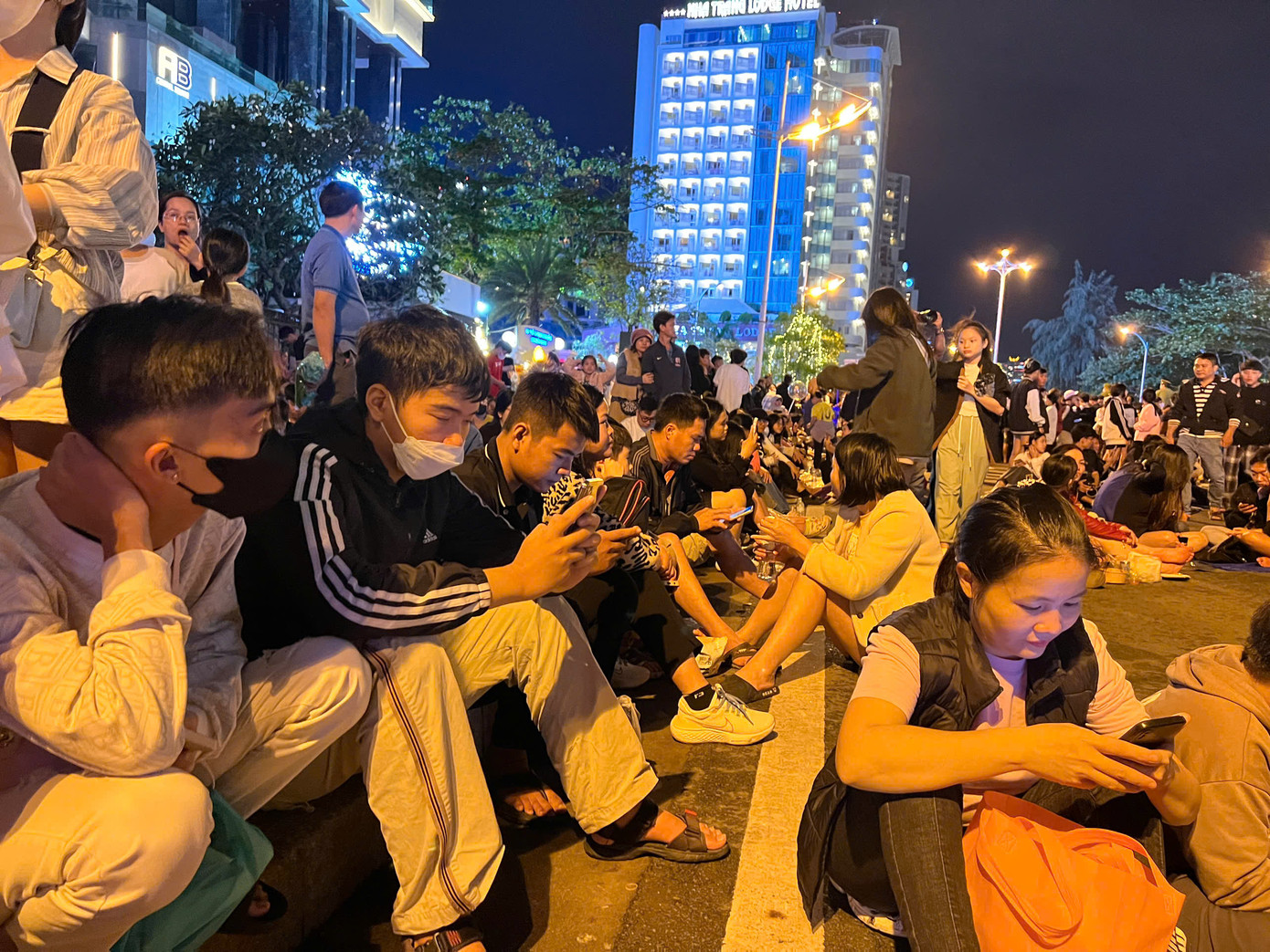 Khánh Hoà tổ chức bắn pháo hoa nổ tầm thấp dịp Tết Nguyên Đán năm 2025 tại 4 điểm là TP Nha Trang, huyện Vạn Ninh, thị xã Ninh Hoà và đảo Hòn Tre. TP Nha Trang sẽ có 150 giàn pháo hoa tầm thấp, thời gian bắn 15 phút. Ngoài ra, tại đảo Hòn Tre, TP Nha Trang sẽ bắn pháo hoa nổ tầm thấp với thời lượng bắn 7 phút. (Thanh Thanh - Tiến Đạt) Khánh Hoà tổ chức bắn pháo hoa nổ tầm thấp dịp Tết Nguyên Đán năm 2025 tại 4 điểm là TP Nha Trang, huyện Vạn Ninh, thị xã Ninh Hoà và đảo Hòn Tre. TP Nha Trang sẽ có 150 giàn pháo hoa tầm thấp, thời gian bắn 15 phút. Ngoài ra, tại đảo Hòn Tre, TP Nha Trang sẽ bắn pháo hoa nổ tầm thấp với thời lượng bắn 7 phút. (Thanh Thanh - Tiến Đạt)