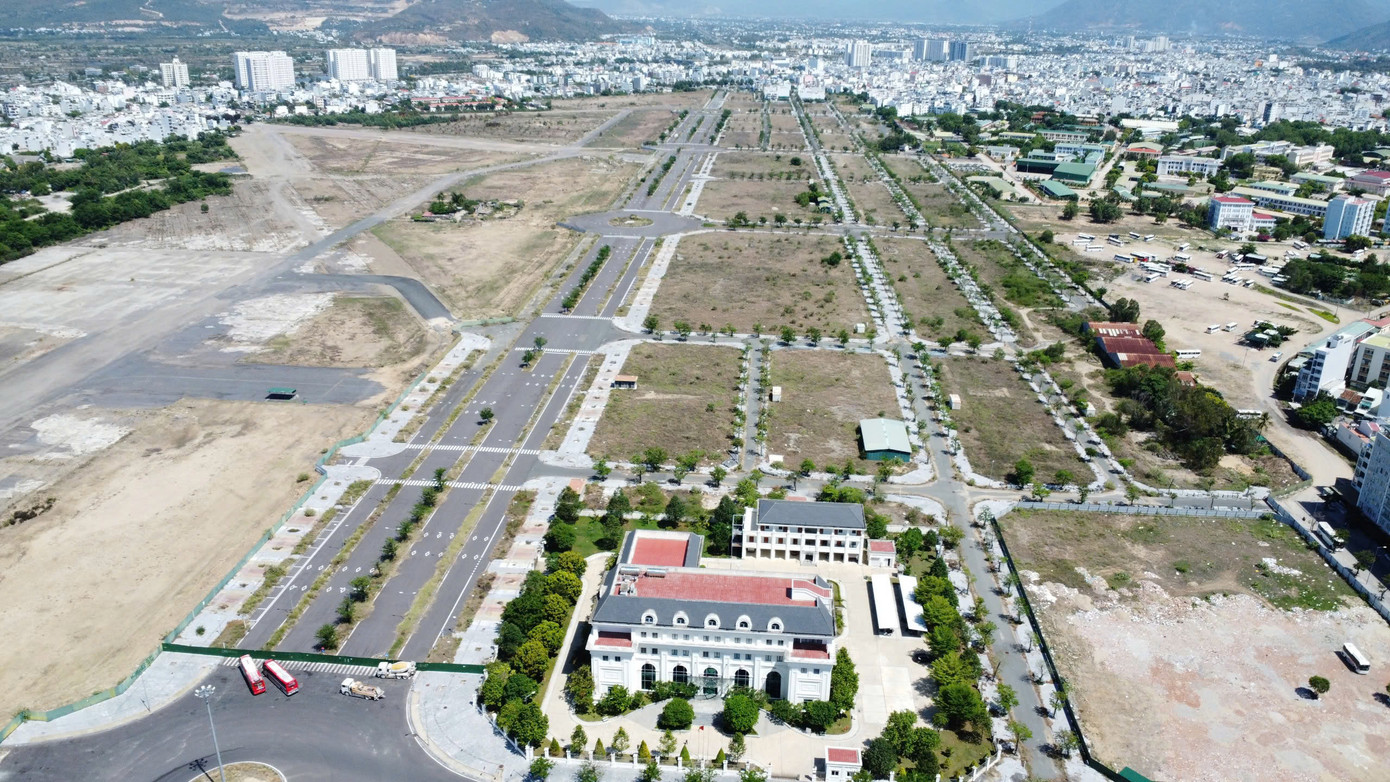 Tháng 10 vừa qua, trong thư gửi các khách hàng tại Dự án trung tâm thương mại - dịch vụ - tài chính - du lịch Nha Trang, Tập đoàn Phúc Sơn cho biết công ty đã được Sở Kế hoạch và Đầu tư tỉnh Vĩnh Phúc cấp giấy chứng nhận đăng ký doanh nghiệp với người đại diện theo pháp luật mới là bà Nguyễn Thị Huệ - Tổng Giám đốc. Theo công ty này, thời gian vừa qua công ty cũng đã nhiều lần làm việc với các sở ban ngành tỉnh Khánh Hòa về công việc liên quan các dự án. Trong quá trình làm việc, công ty luôn bày tỏ quan điểm sẽ tiếp tục thực hiện các dự án mà công ty đang thực hiện.