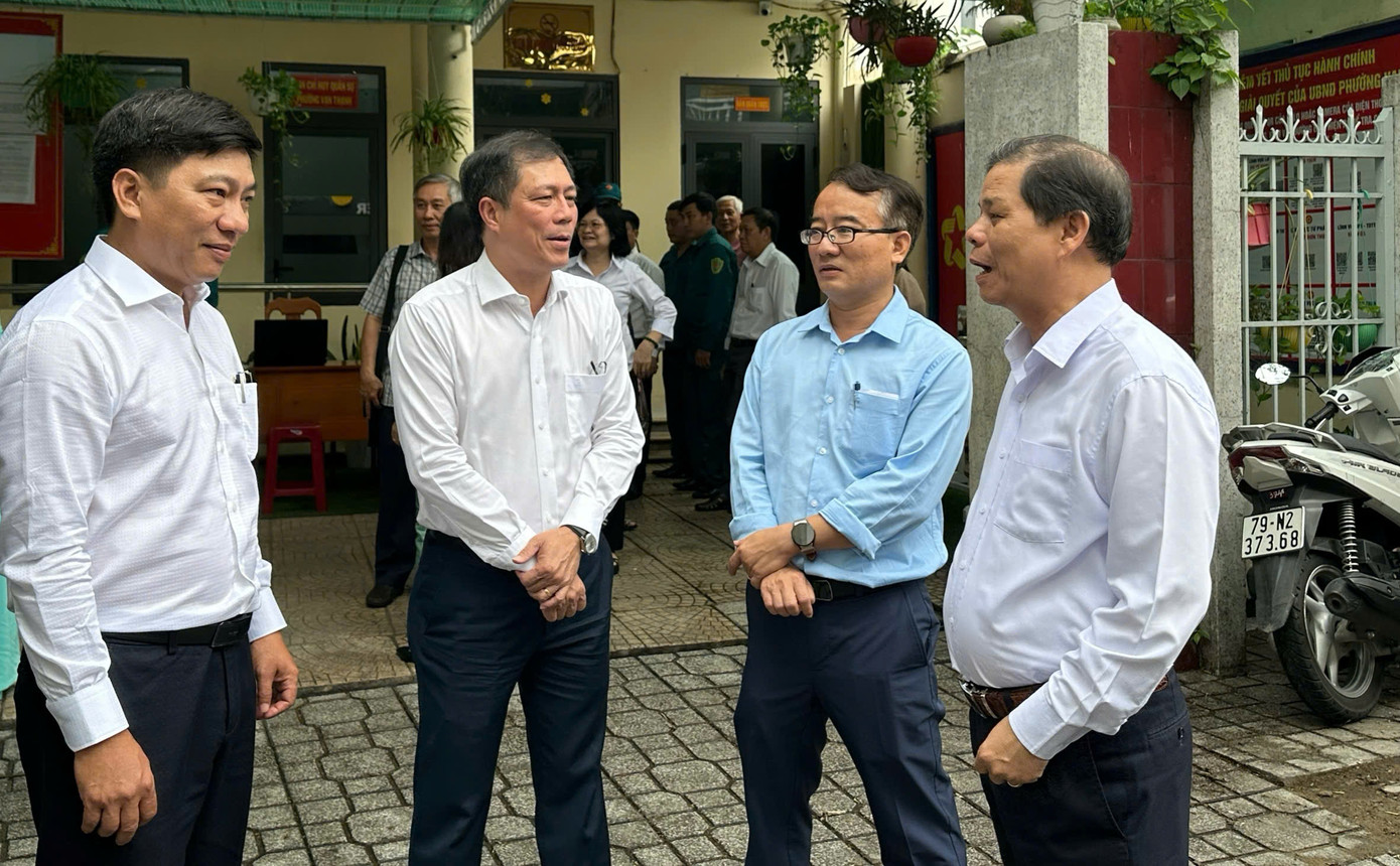 Ông Nguyễn Tấn Tuân - Chủ tịch UBND tỉnh Khánh Hòa (bìa phải), trao đổi với lãnh đạo phường Vạn Thạnh việc sắp xếp, bố trí cán bộ, công chức, quản lý tài sản công sau sáp nhập.