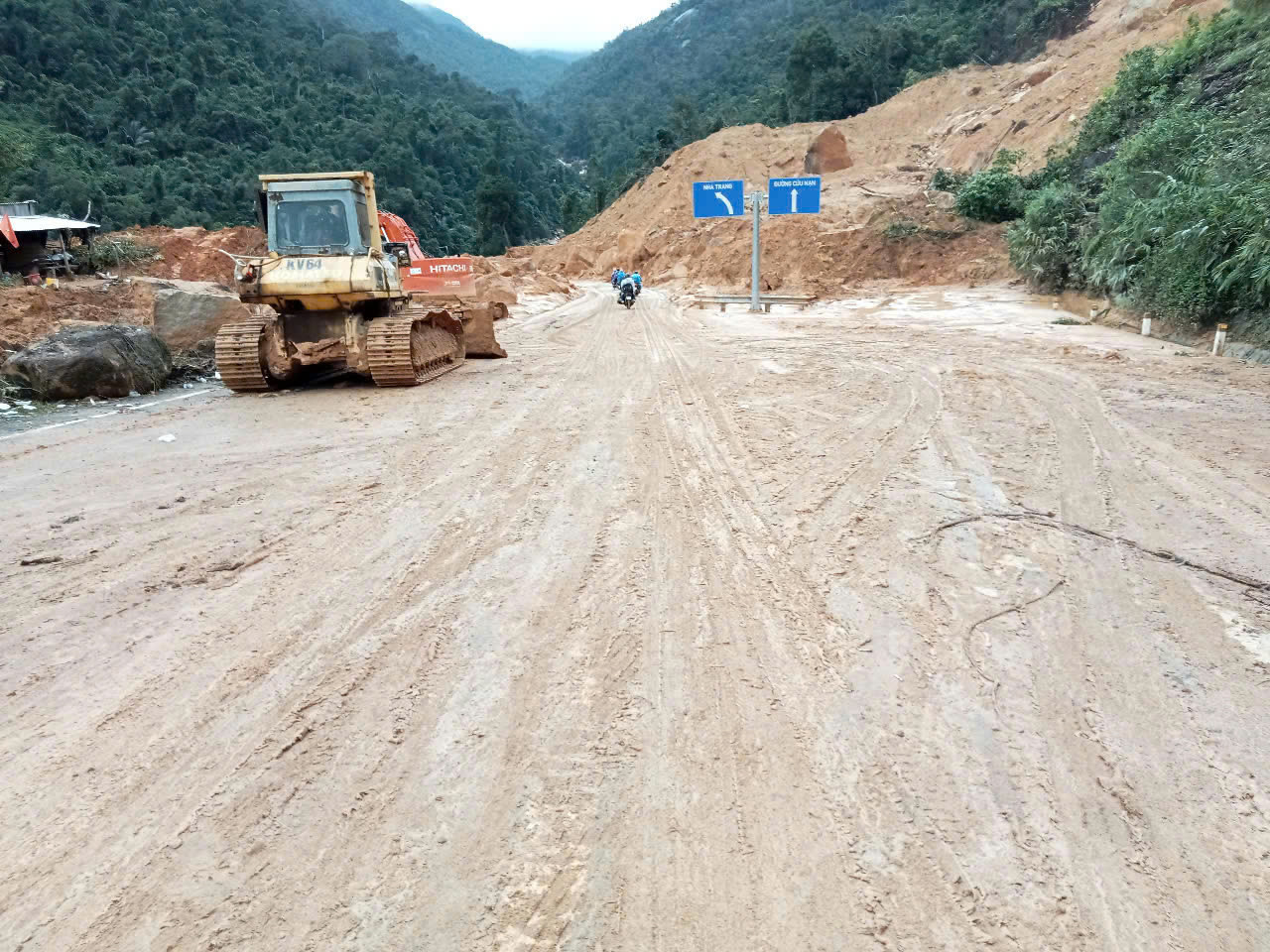 Sau hơn 4 ngày bị tê liệt do sạt lở, rạng sáng ngày 19/12 đoạn đèo Khánh Lê đã được thông xe một làn. Ảnh: Thuận Đoàn.