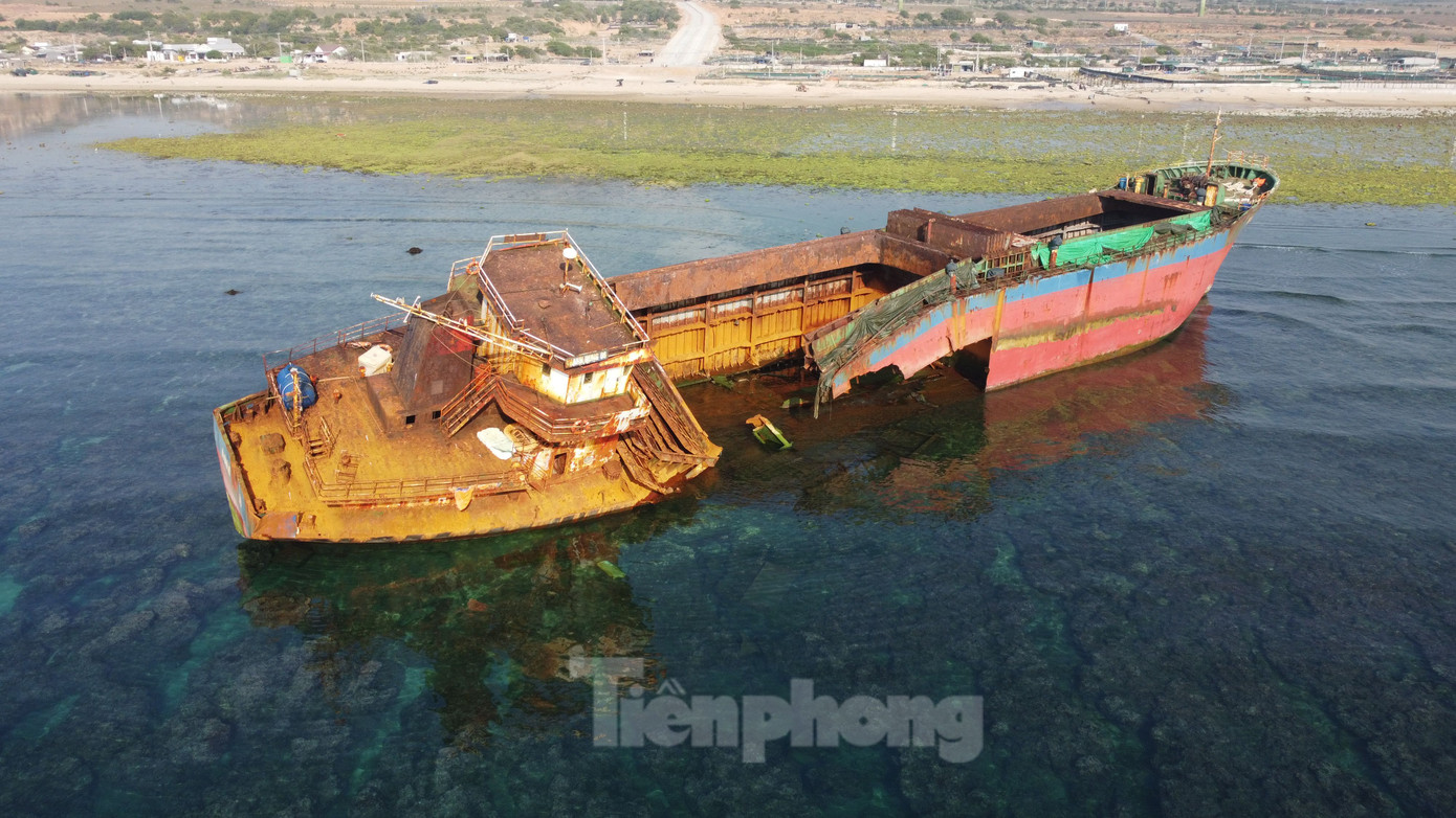 Tàu Thành Hưng 06 bị biến dạng, nứt gãy. Tàu Thành Hưng 06 bị biến dạng, nứt gãy.