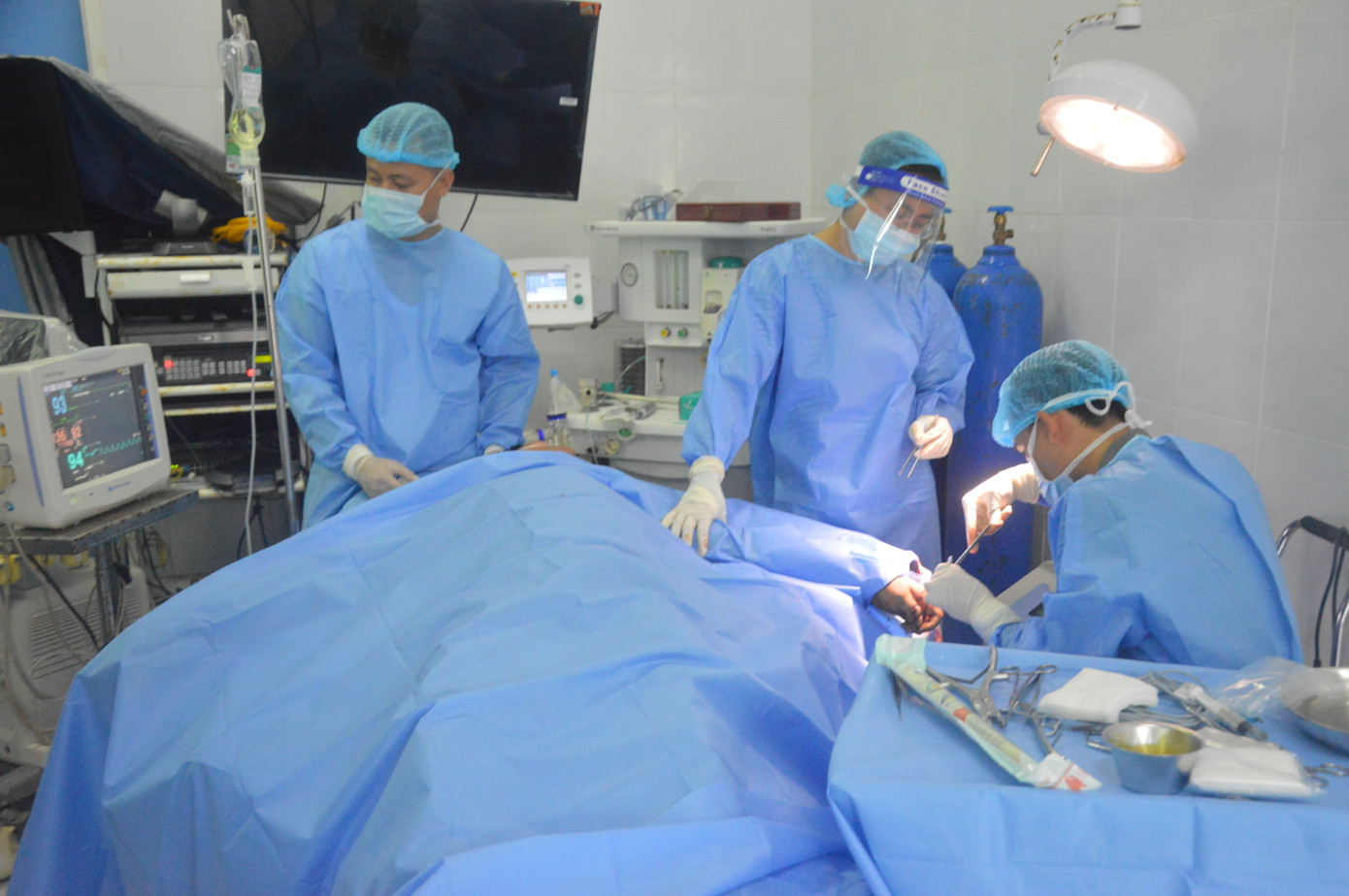 Bác sĩ quân y đảo Song Tử Tây phẫu thuật bàn tay trái bị thương nặng cho bệnh nhân.