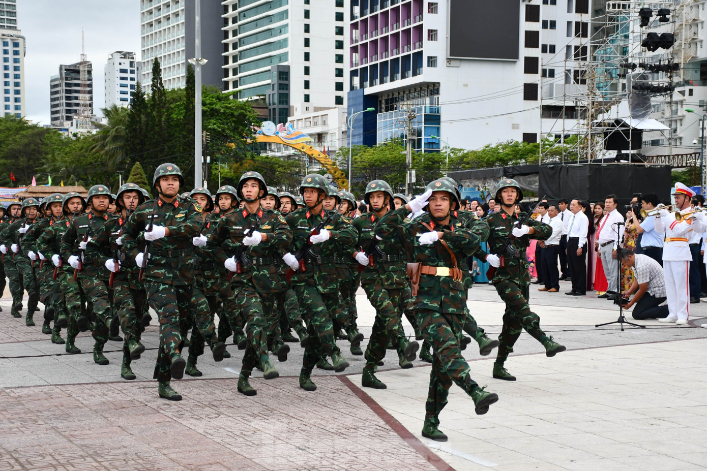 Ngay sau lễ thượng cờ là nghi thức duyệt đội ngũ với sự tham gia của lực lượng vũ trang tỉnh Khánh Hòa.