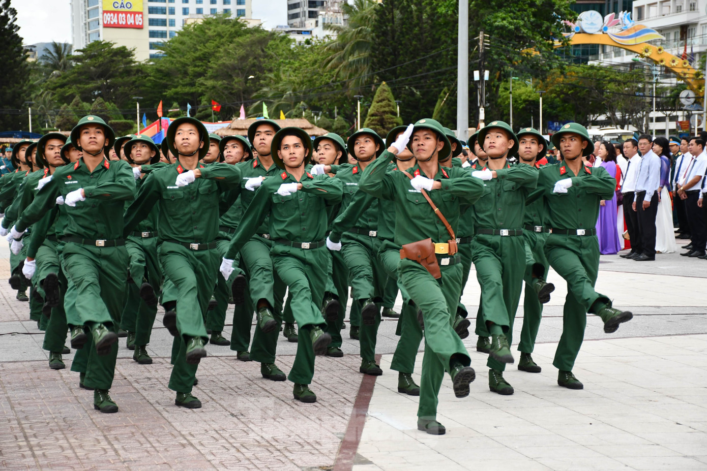 Ngay sau lễ thượng cờ là nghi thức duyệt đội ngũ với sự tham gia của lực lượng vũ trang tỉnh Khánh Hòa.