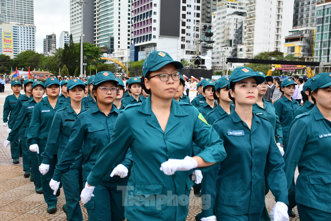 Các nữ dân quân thành phố Nha Trang tham gia duyệt đội ngũ.