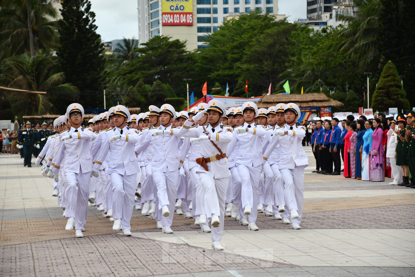 Ngay sau lễ thượng cờ là nghi thức duyệt đội ngũ với sự tham gia của lực lượng vũ trang tỉnh Khánh Hòa.