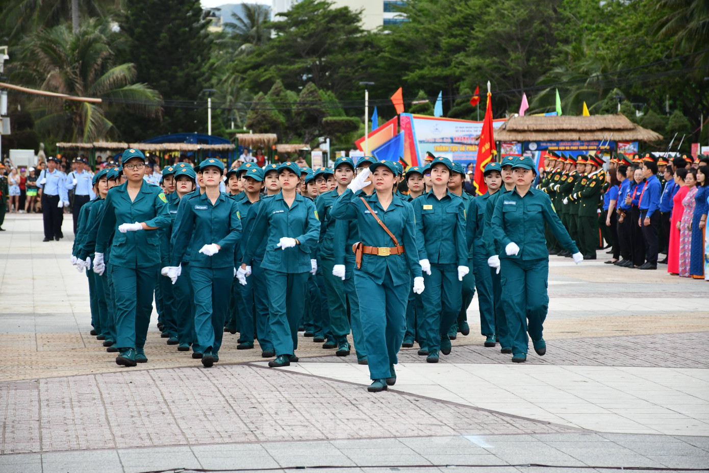 Các nữ dân quân thành phố Nha Trang tham gia duyệt đội ngũ.