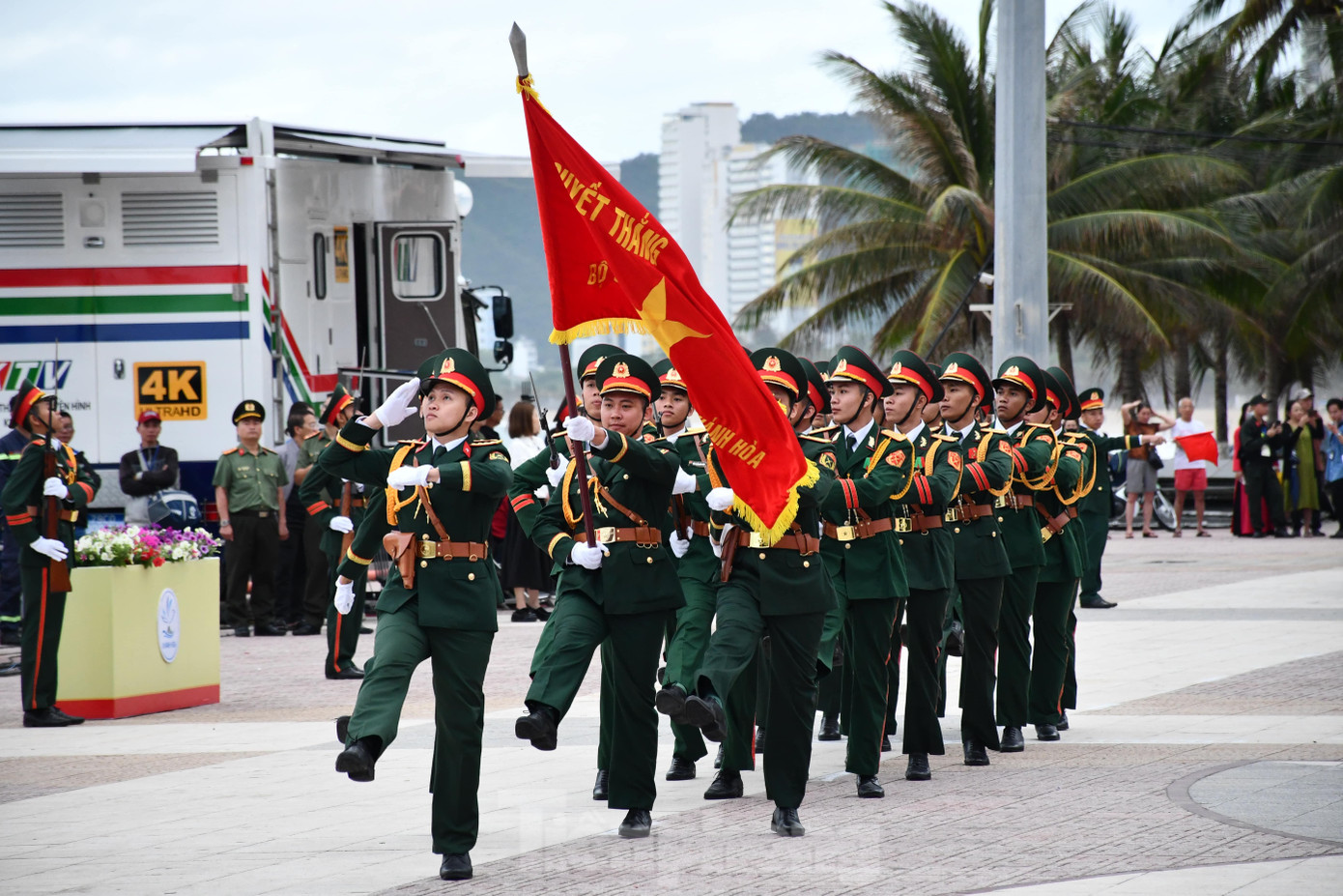 Lễ Thượng cờ bao gồm các nội dung: Rước Quốc kỳ, thượng cờ và duyệt đội hình đội ngũ.
