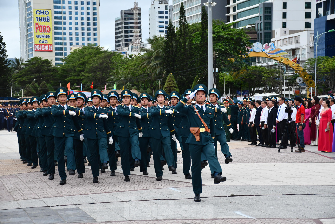 Ngay sau lễ thượng cờ là nghi thức duyệt đội ngũ với sự tham gia của lực lượng vũ trang tỉnh Khánh Hòa.