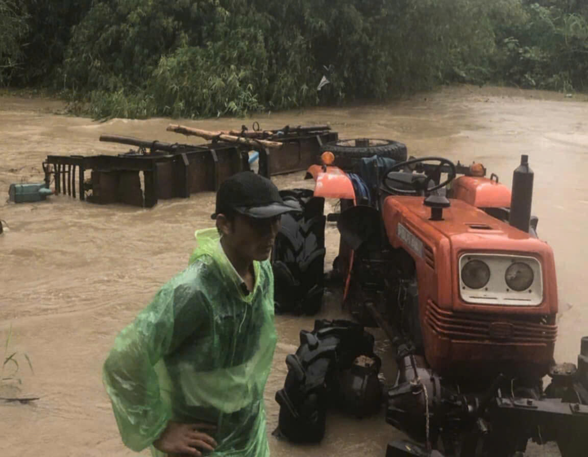 Một người dân khi băng qua suối bị lũ cuốn mất tích.