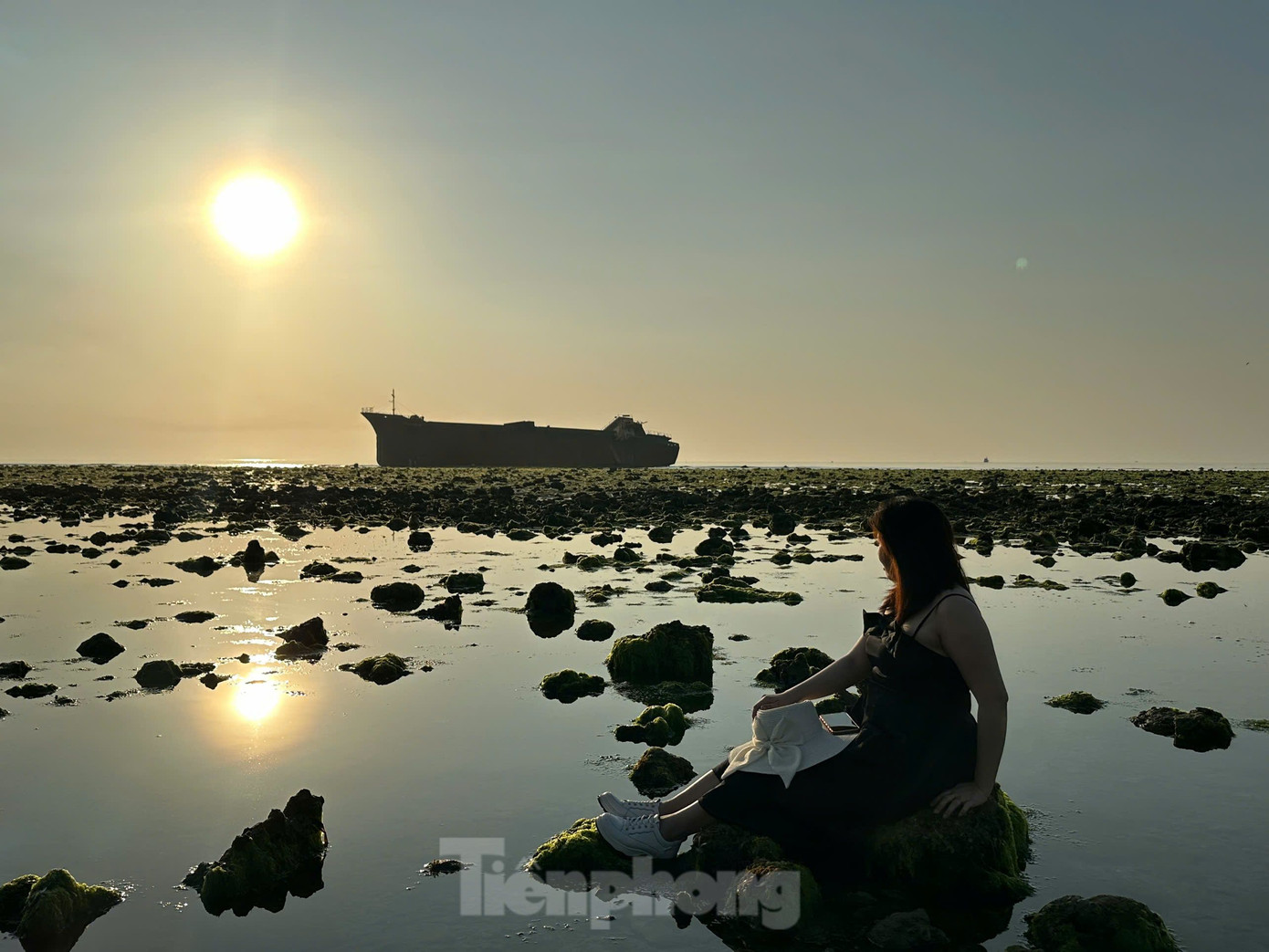Con tàu trôi dạt vào bờ biển Ninh Thuận đang là địa điểm chụp ảnh nổi tiếng của người dân, du khách. Con tàu trôi dạt vào bờ biển Ninh Thuận đang là địa điểm chụp ảnh nổi tiếng của người dân, du khách.