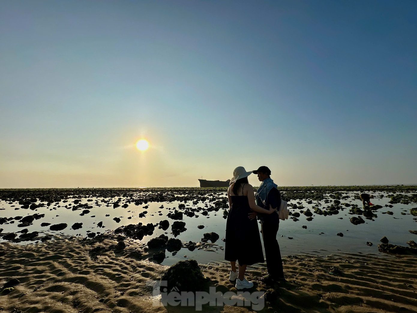 Chị Hồng Tâm cùng bạn trai của mình tới từ sớm để "săn" những tấm hình đẹp trước khi mùa rêu kết thúc. "Năm nào bọn mình cũng tới đây để chụp hình cùng nhau. Ngồi dưới những bãi rêu xanh mướt để ngắm bình minh và hít thở không khí trong lành vào mỗi buổi sáng thì còn gì tuyệt bằng", chị Tâm cho biết.