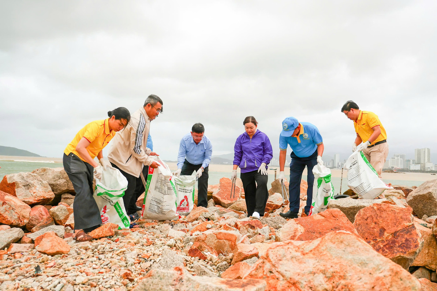 Lãnh đạo các đơn vị chung tay làm sạch bờ biển.