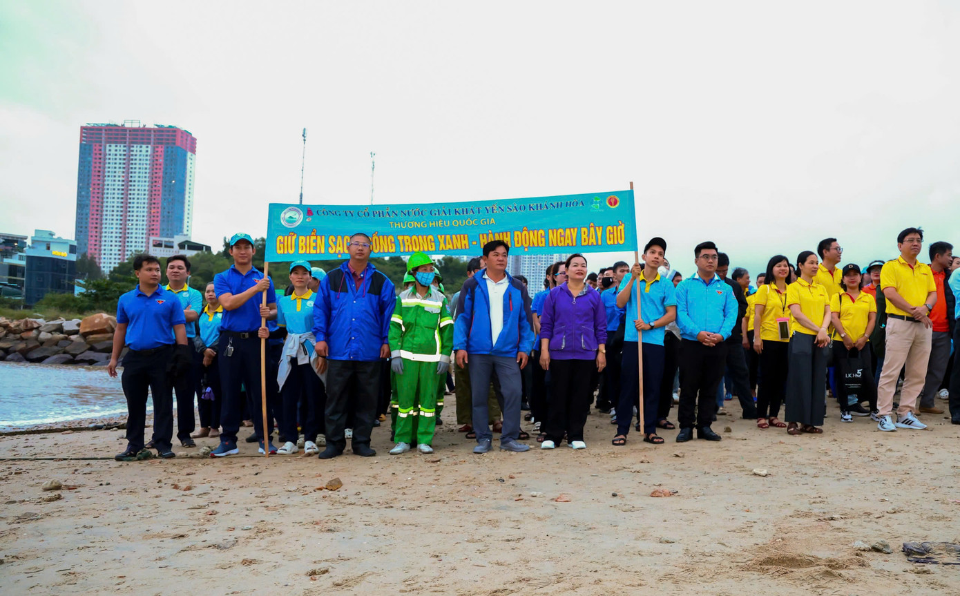 Sau lễ phát động, hơn 250 tình nguyện viên đã chia thành 5 nhóm tham gia nhặt rác, phát quang cây bụi tại khu vực bãi biển gần Hòn Đỏ.