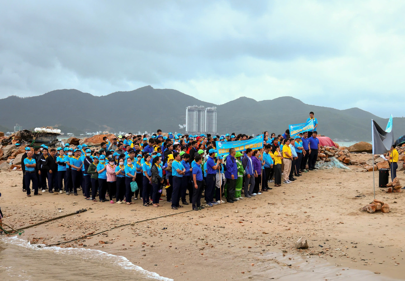 Lễ phát động hoạt động bảo vệ môi trường biển với thông điệp “Lan tỏa tình yêu biển đảo” tại khu vực bãi biển gần Hòn Đỏ, TP Nha Trang.