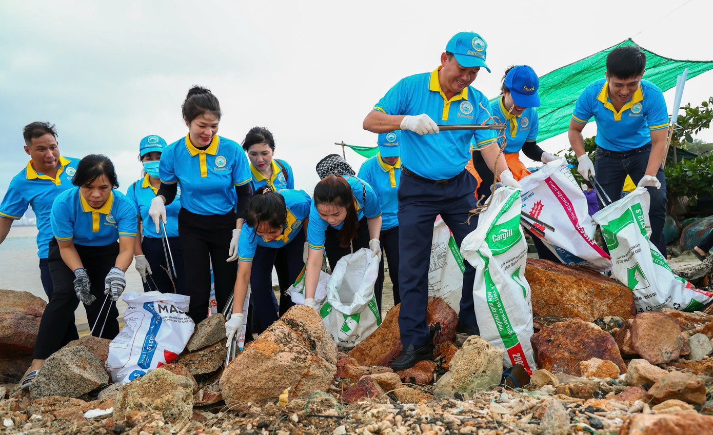 Tình nguyện viên Công ty CP Nước giải khát Yến sào Khánh Hòa tham gia làm sạch bờ biển.