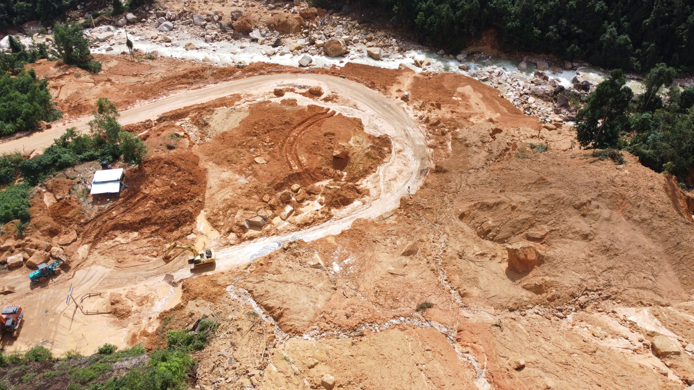 Đèo Khánh Lê vẫn tiềm ẩn nguy cơ sạt trượt khi mưa lớn kéo dài. Đèo Khánh Lê vẫn tiềm ẩn nguy cơ sạt trượt khi mưa lớn kéo dài.