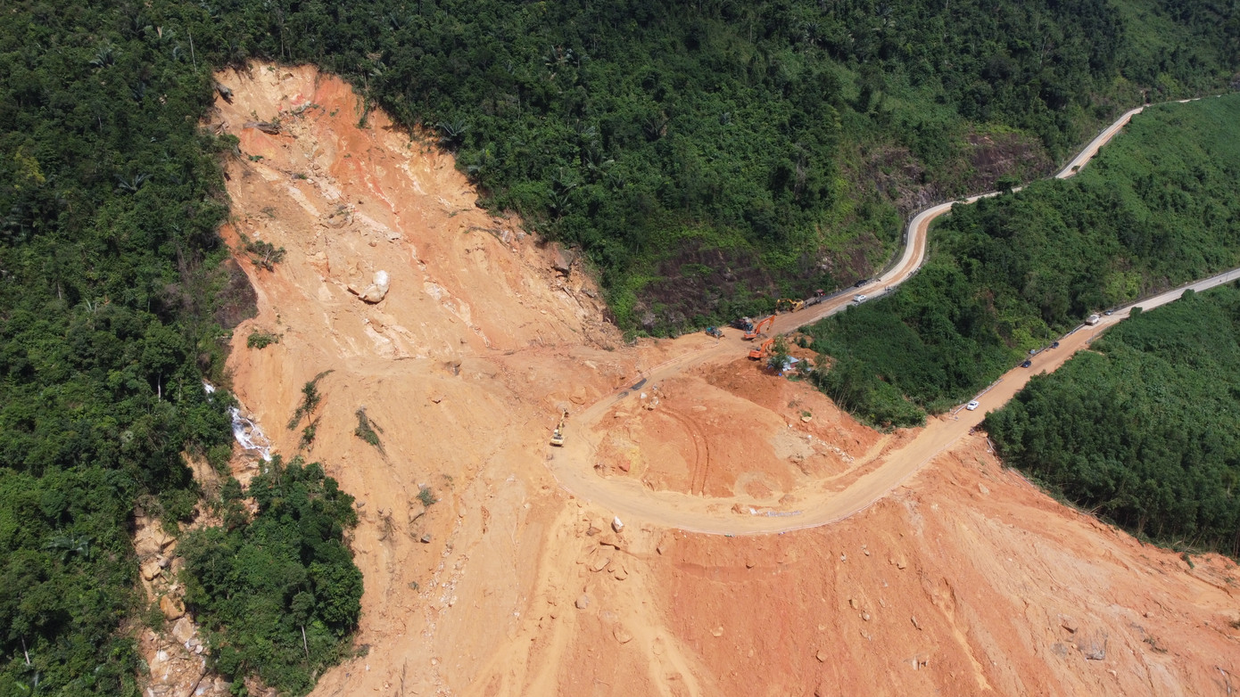 Địa chất tại quốc lộ 27C (Km43+400) rất phức tạp, trong khi thời tiết nơi đây đang có mưa. Địa chất tại quốc lộ 27C (Km43+400) rất phức tạp, trong khi thời tiết nơi đây đang có mưa.