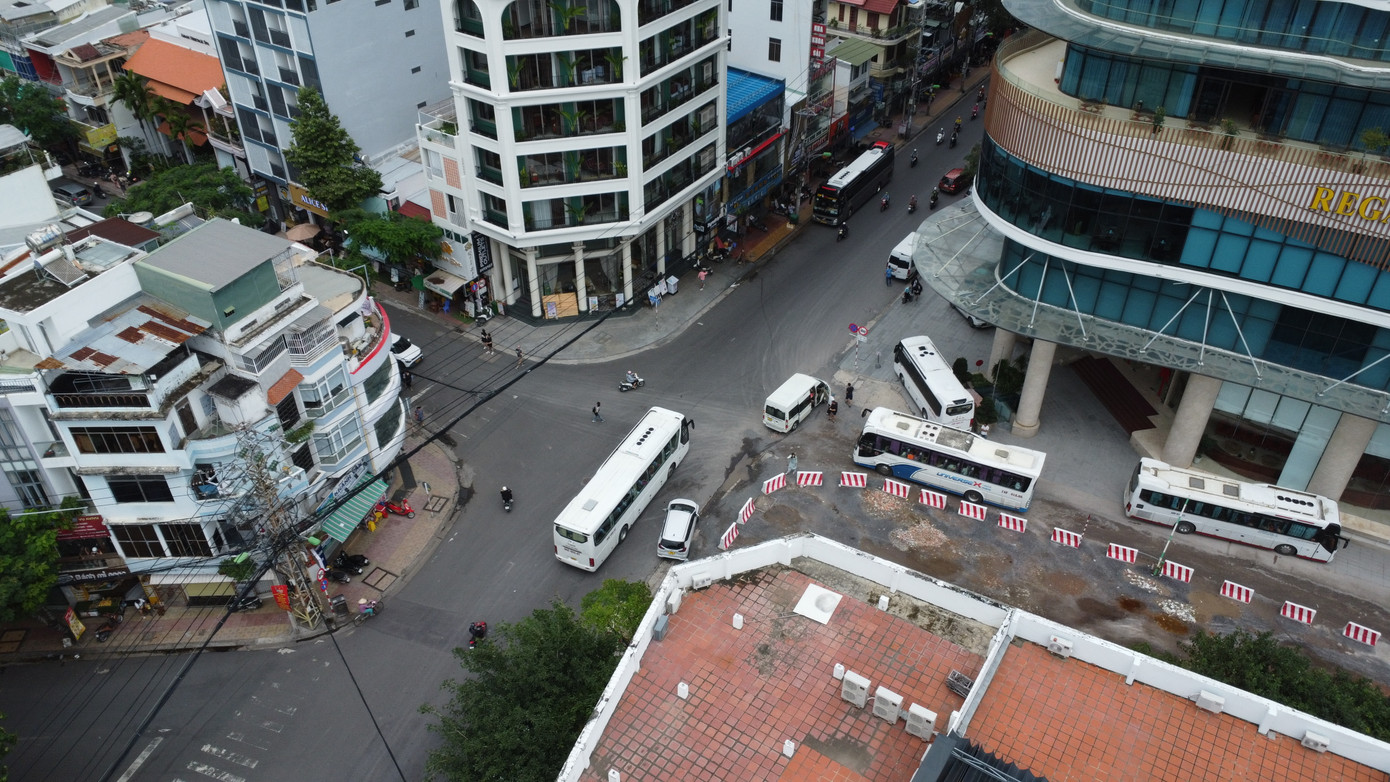 Ô tô trên 29 chỗ tại giao lộ Nguyễn Thị Minh Khai - Tô Hiến Thành, TP. Nha Trang. Ảnh:Đ.T Ô tô trên 29 chỗ tại giao lộ Nguyễn Thị Minh Khai - Tô Hiến Thành, TP. Nha Trang. Ảnh:Đ.T
