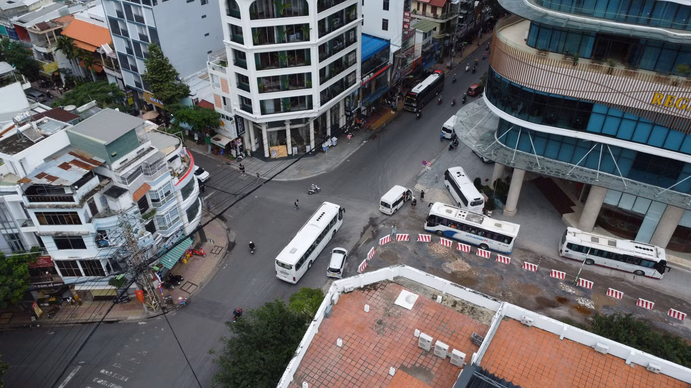 Ô tô trên 29 chỗ tại giao lộ Nguyễn Thị Minh Khai - Tô Hiến Thành, TP. Nha Trang. Ảnh:Đ.T