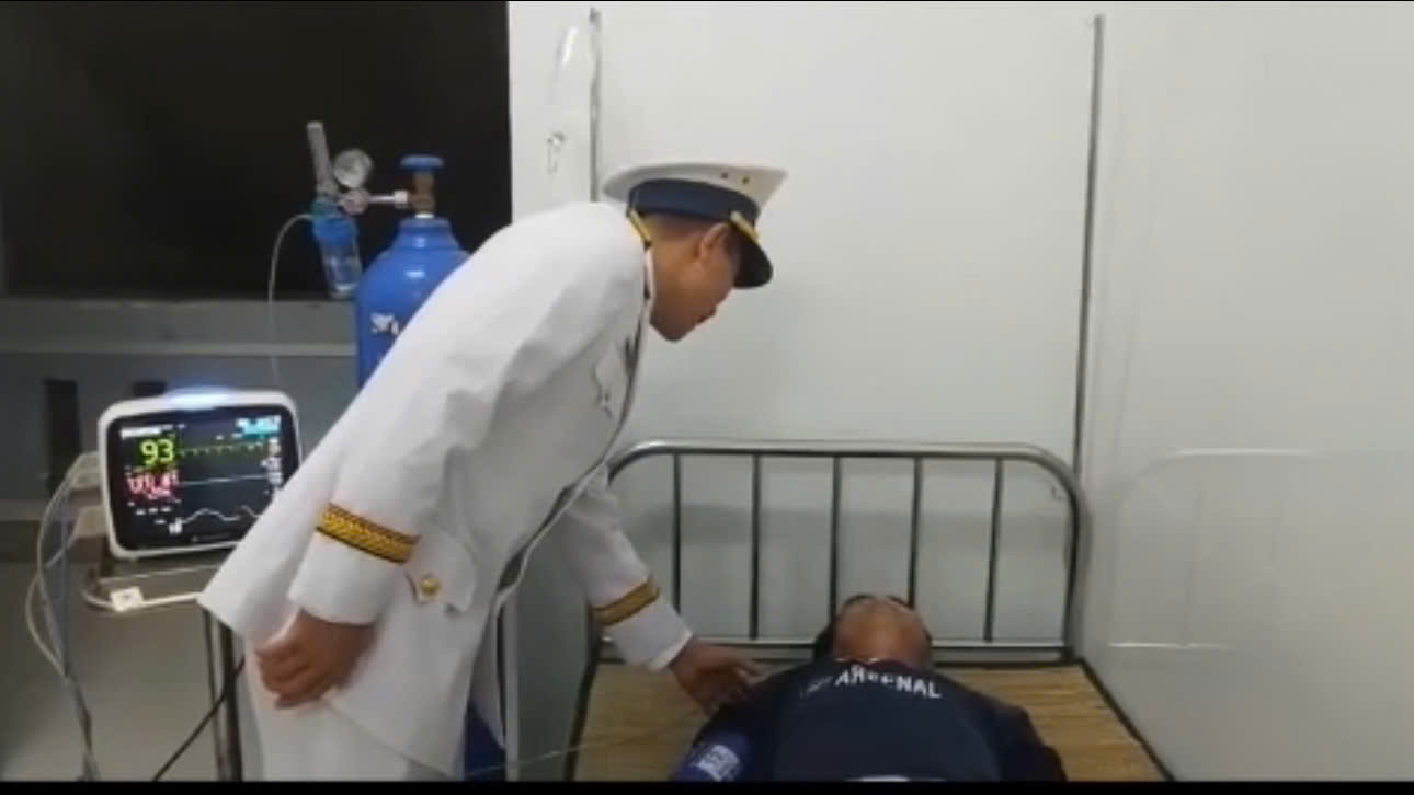 Sau hơn 3 giờ tiến hành, sức khỏe bệnh nhân sau mổ tỉnh táo, các chỉ số sinh tồn ổn định. Ảnh: Ngọc Ánh. Sau hơn 3 giờ tiến hành, sức khỏe bệnh nhân sau mổ tỉnh táo, các chỉ số sinh tồn ổn định. Ảnh: Ngọc Ánh.