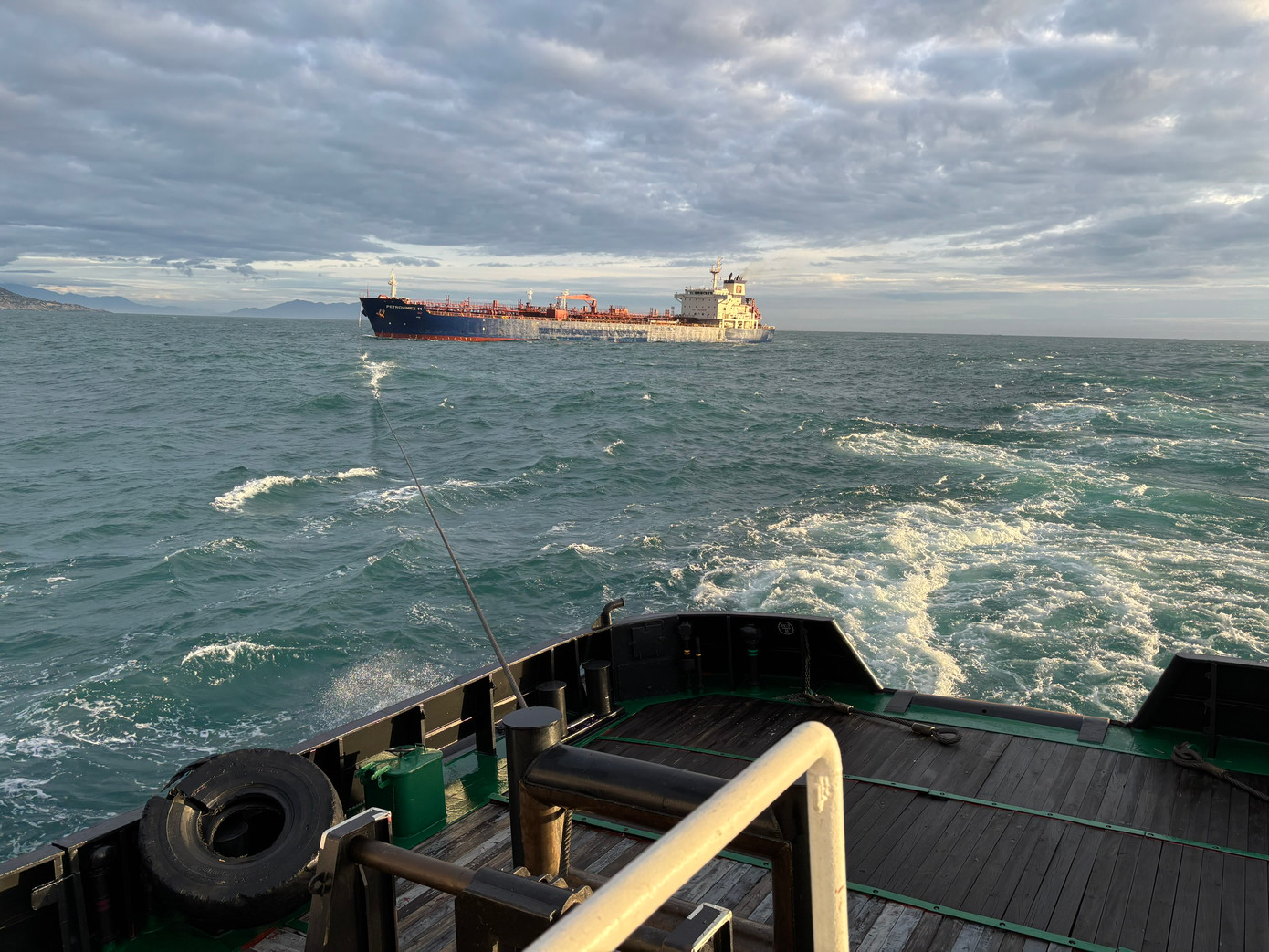 Tàu 991 lai dắt chiếc tàu Petrolimex 11 nặng 40.000 tấn về khu neo đậu an toàn. Ảnh: V.H